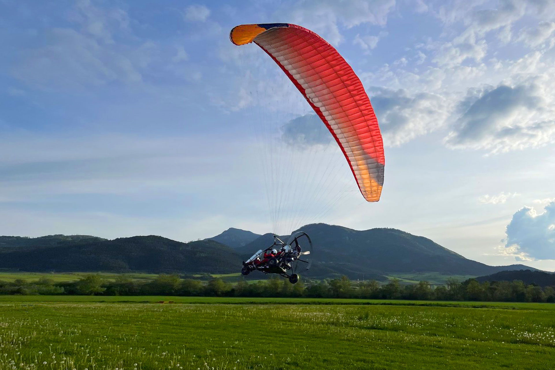 Tandemový paraglidingovy let s motorom na Liptove
